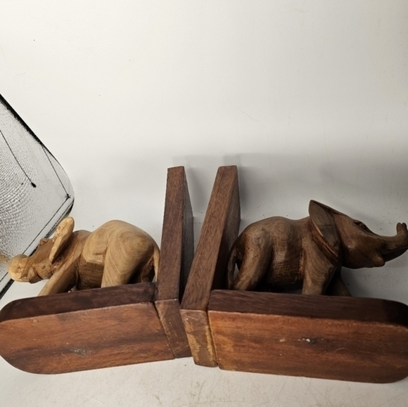 A pair of wooden hand carved elephant bookends - Picture 8 of 10